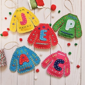Adornos de fieltro para suéteres feos. Letra personalizada. Adorno personalizado. Monograma. Letra inicial. Suéter navideño.