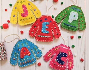 Filtad ful jultröja-dekoration: Personligt initialmonogram