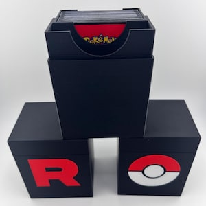 Deck Box für Pokémon Sammelkartenspiel mit Zubehörfach. Pokéball-, Standard- oder Team Rocket-Themenboxen zur Auswahl.