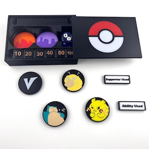 Estojo organizador de armazenamento do Pokémon TCG com fichas de habilidade, dados de contagem de dano. Fichas de status únicas de Pikachu, Snorlax e Psyduck.