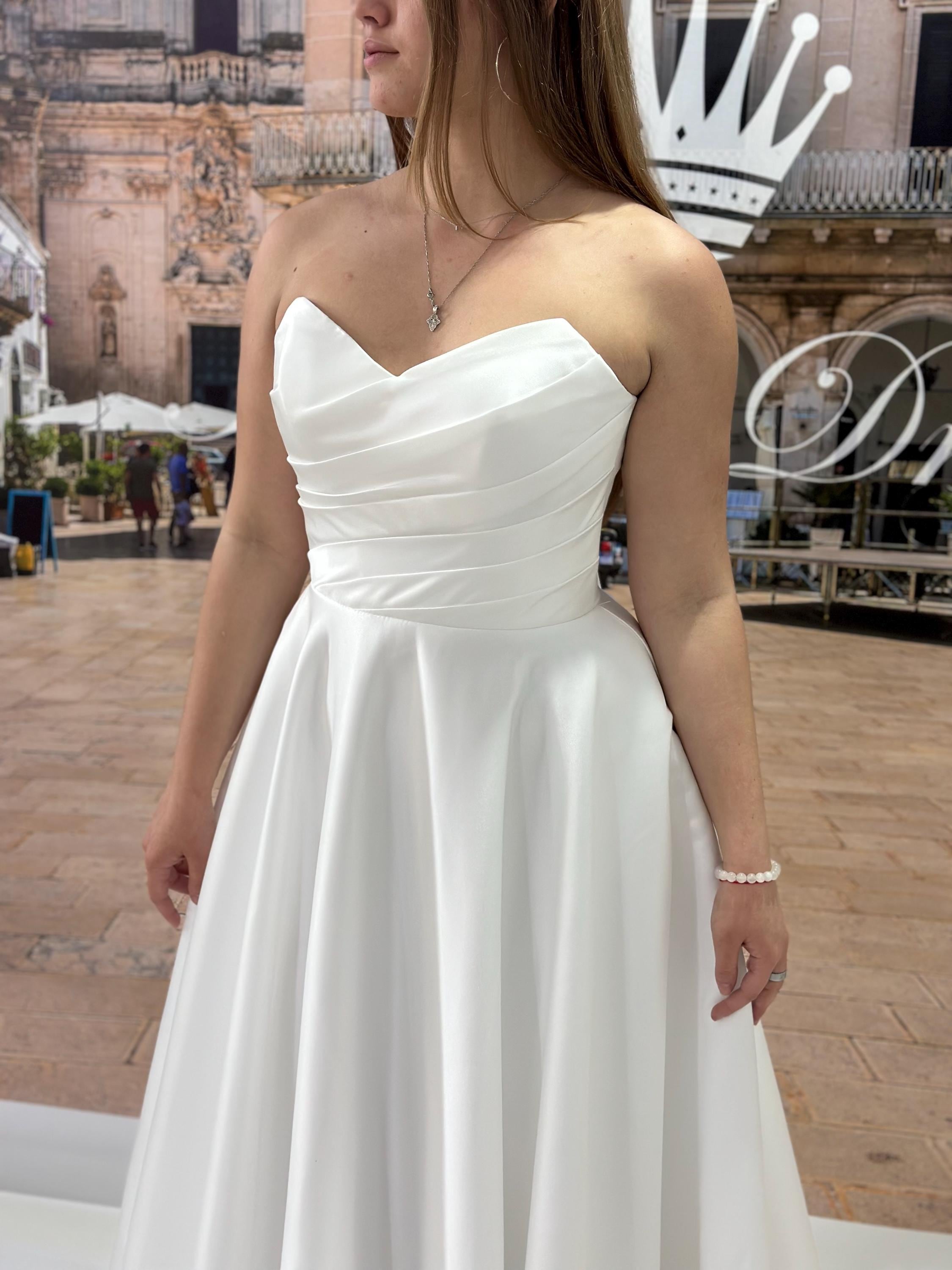 Simple A-Line Long Wedding Dress Strapless Satin Bridal Dress White Sleeveless Bridal Gown DP05328