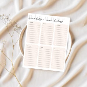 Puede incluir: Un planificador semanal imprimible con fondo beige y texto negro. El planificador está dividido en siete secciones, una para cada día de la semana. Cada sección tiene líneas para escribir tareas o citas.