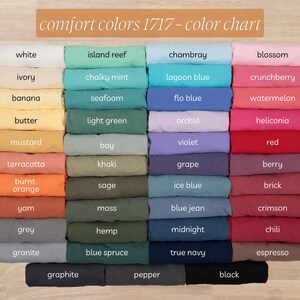 以下が含まれることがあります： Comfort Colors 1717のカラーチャート。さまざまな生地の色が並んでいます。白、アイボリー、バナナ、バターなどの色合いが表示され、アイランドリーフ、シャンブレー、ブロッサムなども含まれています。「comfort colors 1717 - color chart」の文字が上部にあります。