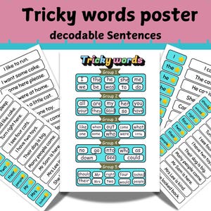 以下が含まれることがあります： 「Tricky words poster」と書かれたカラフルな教育ポスター。上部には「decodable Sentences」と表示。ポスターには単語グループと例文が青いアクセントの白いカードに表示されています。文章が書かれた追加のカードが散らばっています。