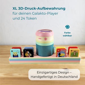 Könnte beinhalten: Ein pastellfarbenes 3D-gedrucktes Aufbewahrungstablett mit einem zylindrischen Lautsprecher und mehreren quadratischen Token mit Charakterillustrationen. Das Bild enthält den Text XL 3D-Druck-Aufbewahrung, Farbe wählbar und Einzigartiges Design – Handgefertigt in Deutschland.