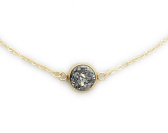 Girocollo Druzy grigio minuscolo minimo, collana Druzy, girocollo d'oro, collana girocollo a strati d'oro, Druzy d'oro, regalo da damigella d'onore, gioielli d'oro,