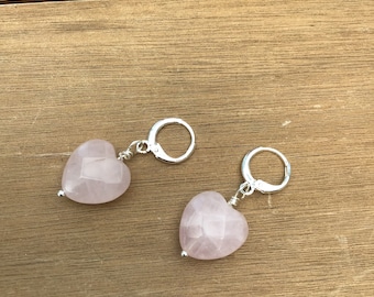 Boucles d'oreilles coeur en quartz rose, créoles hugger, coeur rose,