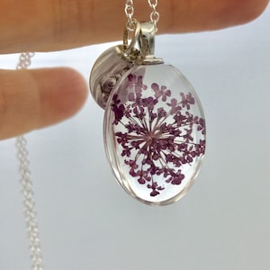 Cadeau de demoiselle d’honneur, collier initial de fleurs séchées, bijoux boho, bijoux de terrarium, personnalisé, initiale en argent, fleur violette