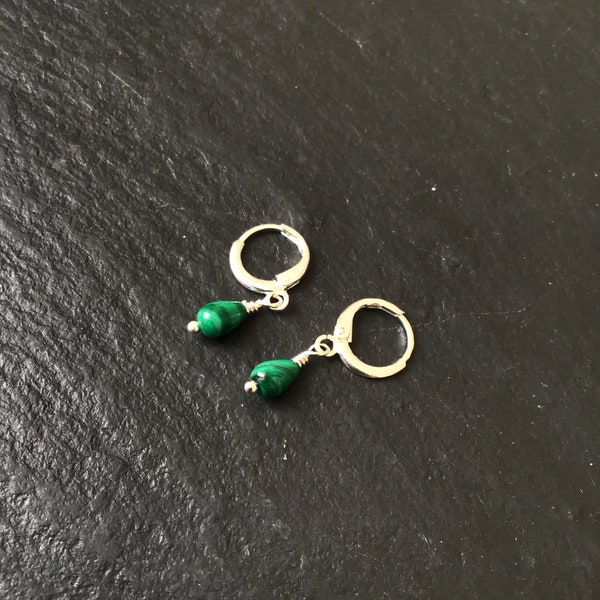 Petites boucles d'oreilles minimalistes en malachite, sur des cerceaux hugger