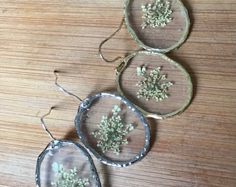 Gold or silver oval hoops with dried pressed flowers, gift for mom, garden lover, plant lover, Queen Anne’s lace