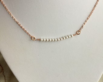 Ciondolo con barra di perle e collana in oro rosa, regalo da damigella d'onore, madre della sposa, gioielli di perle da sposa, regalo per lei, collana di perle