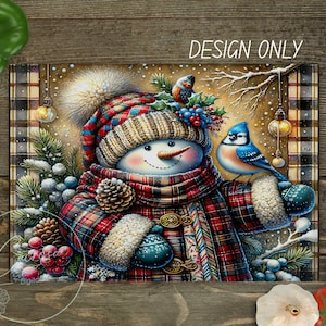 Könnte beinhalten: Eine Illustration eines lächelnden Schneemanns mit kariertem Mantel, Hut und Schal, mit einem blauen Vogel. Der Schneemann hat eine Karottennase. Der Text "DESIGN ONLY" ist sichtbar. Winterliches Thema.