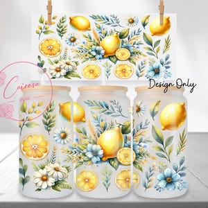 Puede incluir: Tres frascos de vidrio esmerilado con tapas de madera, decorados con un diseño floral y de limón en acuarela. Una impresión a juego cuelga en el fondo. Los frascos tienen un diseño de limones, margaritas y flores azules. El texto "Design Only" es visible.