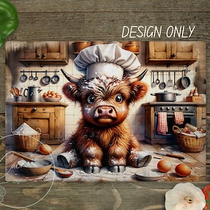 Op de afbeelding: Een grillige illustratie van een Schotse hooglander met een koksmuts in een keuken. De koe is bedekt met bloem, met keukengerei en ingrediënten zoals eieren en bloem zichtbaar. De tekst "DESIGN ONLY" wordt weergegeven.