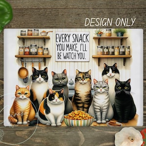 Puede incluir: Un letrero de cocina rectangular decorativo con gatos. El letrero tiene el texto "EVERY SNACK YOU MAKE, I'LL BE WATCH YOU". Los gatos son de varios colores y patrones, con un cuenco de comida delante.