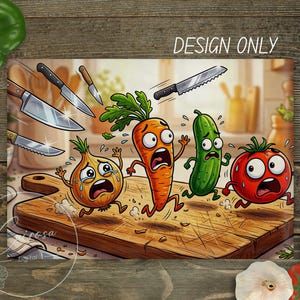 Könnte beinhalten: Ein rechteckiges Schneidebrett mit einer Cartoon-Illustration von panischem Gemüse, das vor Messern flieht. Das Gemüse umfasst eine Karotte, eine Gurke, eine Tomate und eine Zwiebel. Der Text "DESIGN ONLY" ist sichtbar.
