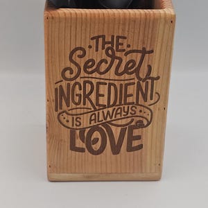 Organizador de utensilios de cocina de cedro hecho a mano. Grabado personalizado disponible.