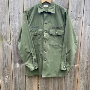 Vintage 1980s us army paint splattered button up fatigue utility shirt.