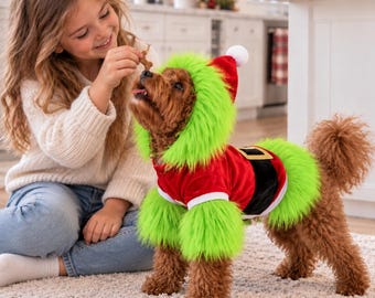 Può includere: Un costume per animali domestici composto da una giacca in velluto rosso con cintura nera, fibbia dorata e bordi in pelliccia sintetica verde brillante sul cappuccio e sulle maniche. Il cappuccio presenta un pon-pon bianco sulla sommità.