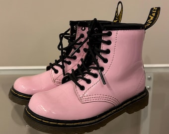 Botas de niño con cordones de color rosa de Dr. Martens, talla 26