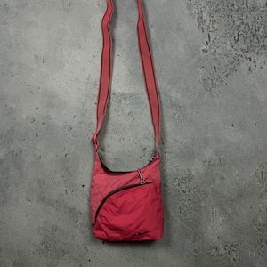 Nike crossbody bag vintage 90s 00s y2k pink hype style