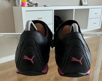 靴 PUMA SPEED CAT black pink Puma Speed Cat Women's Shoes, Black, with a Distinctive Pink