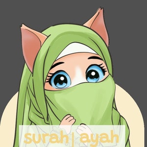 Op de afbeelding: Een cartoonillustratie van een kat die een groene hijab en een witte jurk draagt. De tekst "surah ayah" staat in het geel op de afbeelding.