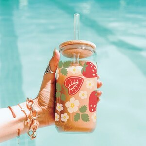 Strawberry Flowers Glass Can – 16oz Aesthetic Coffee Cup with Bamboo Lid & Straw | Summer Iced Coffee Glass, Cute Drinkware Gift