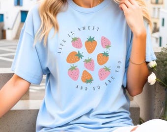 Erdbeeren T-Shirt, süßes Frucht-Grafik-T-Shirt, Erdbeer-Geburtstags-Shirt, Pflanzenliebhaber Geschenk, ästhetisches Garten-Shirt, Sommer-T-Shirt
