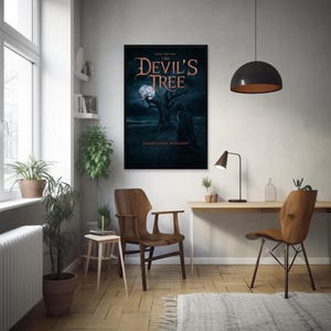 Könnte beinhalten: Ein Buchcover mit dunkelblauem Hintergrund, auf dem ein großer Baum mit einem Vollmond dahinter zu sehen ist. Der Titel "The Devil's Tree" ist in orangefarbener Schrift geschrieben. Das Buch spielt in "Badlands Ridge, New Jersey".