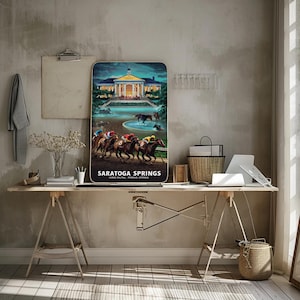 Saratoga Springs Pferderennen-Druck Feiern Sie die Tradition des Rennsports und der Mineralfedern - Premium-Mattpapier-Poster mit Holzrahmen