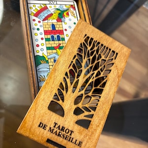 Porta Carte Tarocchi di Marsiglia in Legno Fatto a Mano – Scatola Artigianale per Carte da Tarocchi