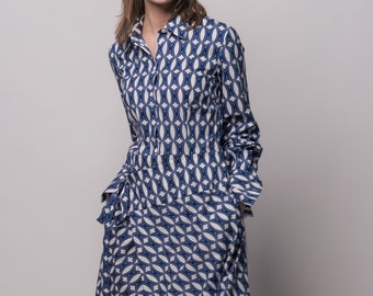 Blaues Ornament Shirt Kleid - Damen Sommerkleid mit Taschen - Über dem Knie - Lange Ärmel