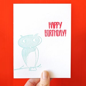 Buon compleanno, cartolina tipografica vintage con gufo