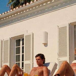 Photo d'athlètes au bord de la piscine | Villa de luxe vintage, photo de fitness rétro (Téléchargement numérique) image 4