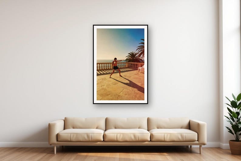 Estampado de silueta de boxeador / Foto vintage de la hora dorada en la terraza de una villa (Descarga digital) imagen 1
