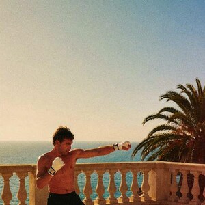 Estampado de silueta de boxeador / Foto vintage de la hora dorada en la terraza de una villa (Descarga digital) imagen 4