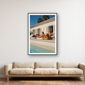 Photo d'athlètes au bord de la piscine | Villa de luxe vintage, photo de fitness rétro (Téléchargement numérique) image 1