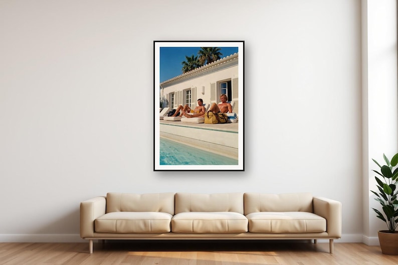 Photo d'athlètes au bord de la piscine | Villa de luxe vintage, photo de fitness rétro (Téléchargement numérique) image 1