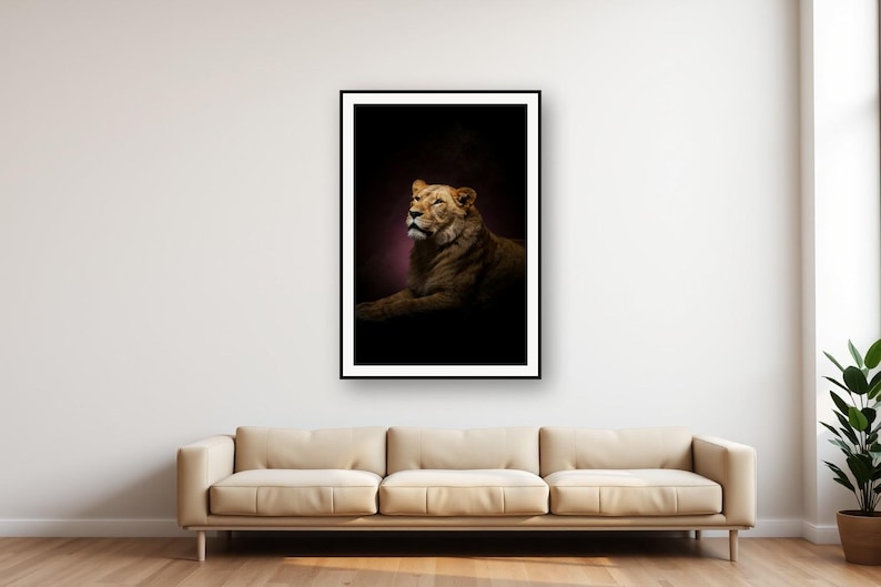 Décoration murale Lionne | Affiche Lionne avec cadre en laiton | Décoration animale noir et or (Téléchargement numérique) image 1