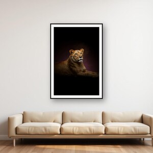 Wandbild „Löwin“ | Kunstdruck mit Messingrand, Tierdekor in Schwarz und Gold (Digitaler Download) Bild 1