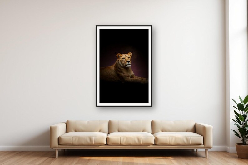 Wandbild „Löwin“ | Kunstdruck mit Messingrand, Tierdekor in Schwarz und Gold (Digitaler Download) Bild 1
