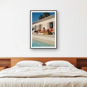Photo d'athlètes au bord de la piscine | Villa de luxe vintage, photo de fitness rétro (Téléchargement numérique) image 2