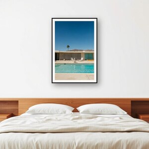 Fotografía de un caniche estándar en la piscina de Palm Springs / Fotografía canina de mediados de siglo (descarga digital) imagen 2
