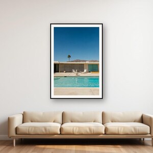 Fotografía de un caniche estándar en la piscina de Palm Springs / Fotografía canina de mediados de siglo (descarga digital) imagen 1