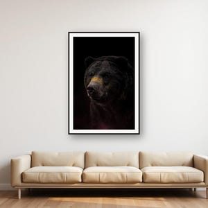 クマの壁掛けアートプリント｜真鍮縁ライト付き動物モチーフ装飾（デジタルダウンロード） 画像 1