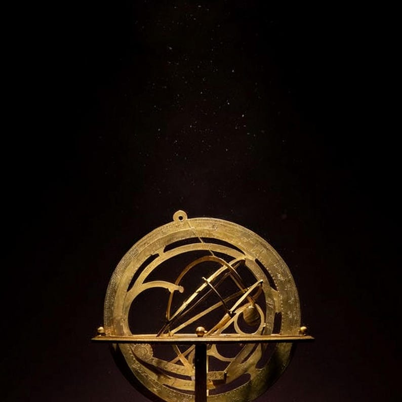 Mässings Astrolabium-tryck | Svartguld-astronomidekor | Mörk lyxig museikonst (digital nedladdning) bild 4