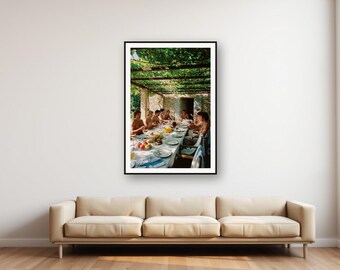 Photo d'athlètes déjeunant longuement | Pergola de villa méditerranéenne, photo rétro (téléchargement numérique)