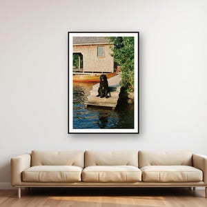 Quadro decorativo com casinha de barco para cães Terra Nova | Arte de parede vintage para casa de lago (Download digital) imagem 1