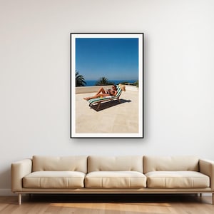 Quadro de mulher lendo à beira da piscina | Arte de parede vintage com espreguiçadeira em casa de campo (Download digital) imagem 1